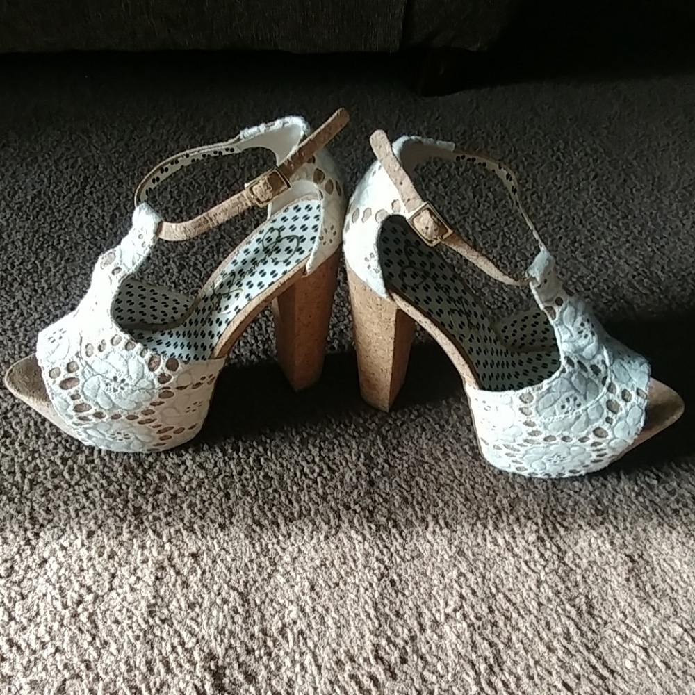 Heels - Picture 4 of 4